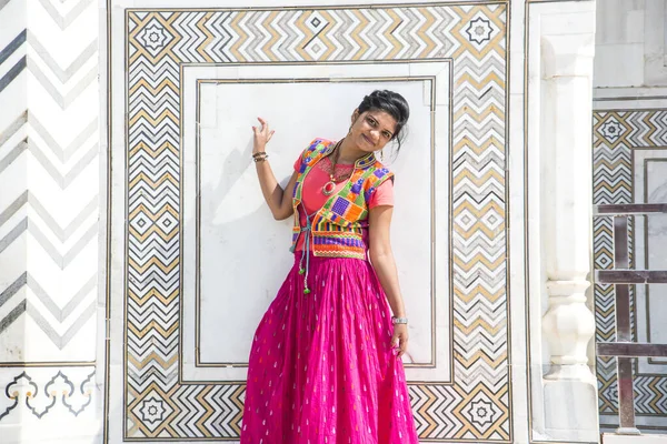 Ung Flicka Traditionella Kläder Poserar Framför Väggen Taj Mahal Agra — Stockfoto