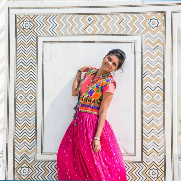 Junges Mädchen Traditioneller Kleidung Posiert Vor Der Wand Des Taj — Stockfoto
