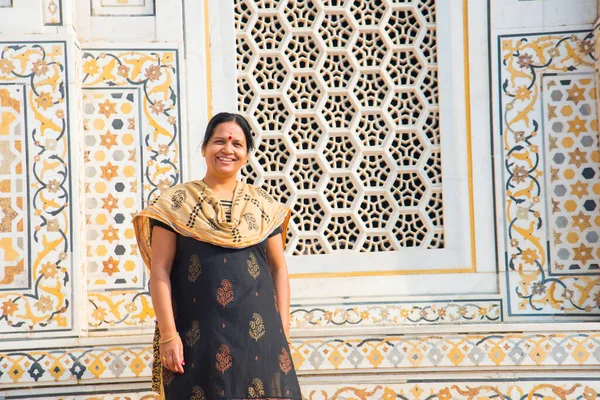 Mad Daulah Baby Taj Veya Jewel Box Kadın Turist Ziyareti — Stok fotoğraf