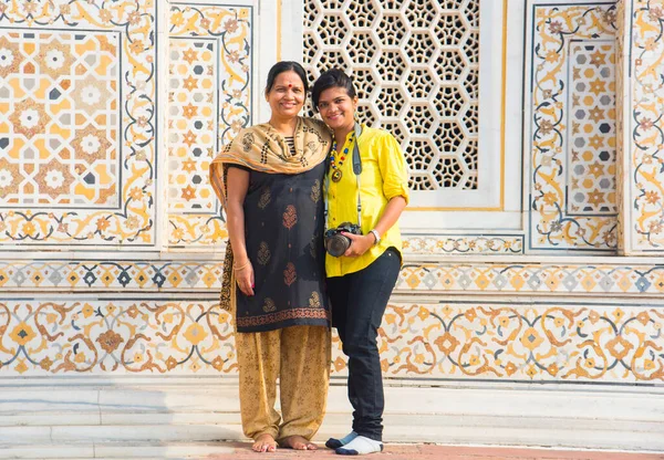 Vrouwelijke Toeristische Bezoek Aan Tombe Van Tmad Daulah Baby Taj — Stockfoto