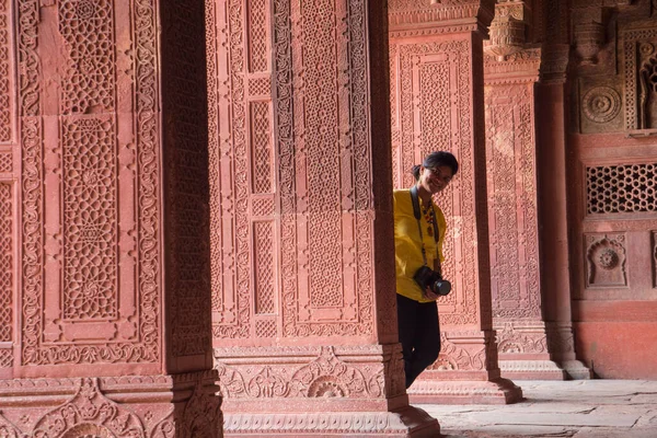 Kvinnliga Turister Med Kamera Red Fort Agra Unescos Världsarvslista — Stockfoto