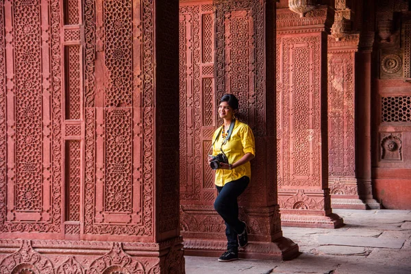 Kvinnliga Turister Med Kamera Red Fort Agra Unescos Världsarvslista — Stockfoto