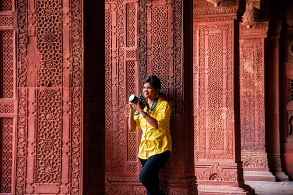 Kvinnliga Turister Med Kamera Red Fort Agra Unescos Världsarvslista — Stockfoto