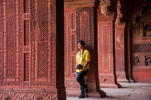 Kvinnliga Turister Med Kamera Red Fort Agra Unescos Världsarvslista — Stockfoto