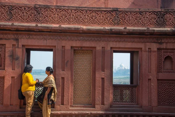 Romantiskt Indiskt Par Ser Taj Mahal Från Rött Fort Agra — Stockfoto