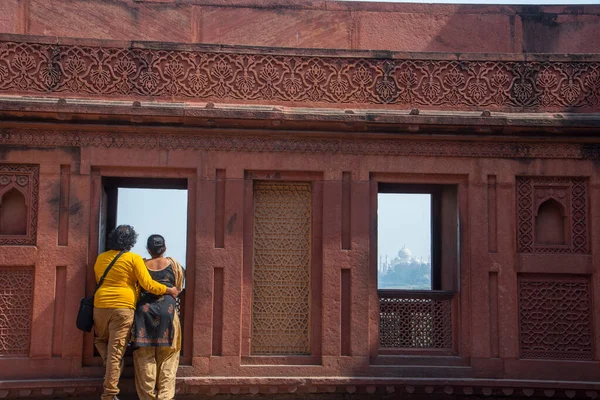 Romantiskt Indiskt Par Ser Taj Mahal Från Rött Fort Agra — Stockfoto