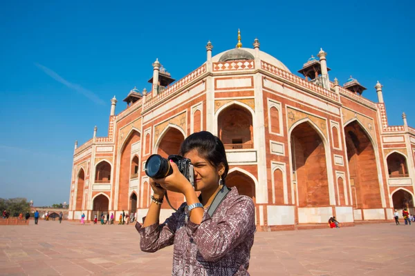 Žena Turista Fotografování Humayun Hrobka Dillí Indie — Stock fotografie