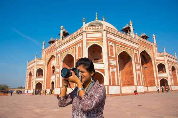 Žena Turista Fotografování Humayun Hrobka Dillí Indie — Stock fotografie