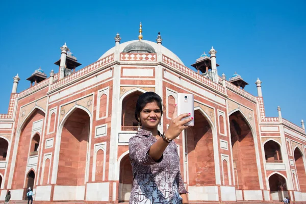 Indická Žena Při Selfie Smartphonem Před Humayun Hrobky Dillí Indie — Stock fotografie