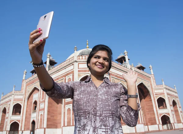 Indická Žena Při Selfie Smartphonem Před Humayun Hrobky Dillí Indie — Stock fotografie