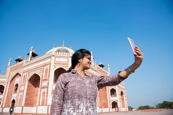 Indická Žena Při Selfie Smartphonem Před Humayun Hrobky Dillí Indie — Stock fotografie