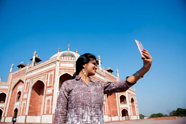 Indická Žena Při Selfie Smartphonem Před Humayun Hrobky Dillí Indie — Stock fotografie