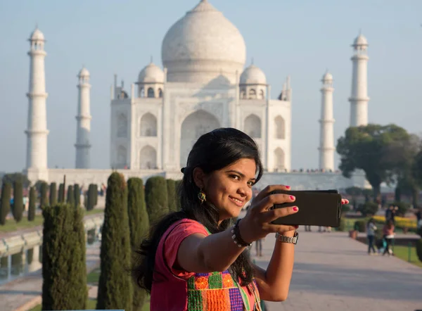 Mladá Dívka Tradičním Oblečení Pózuje Před Taj Mahal Agra Indie — Stock fotografie