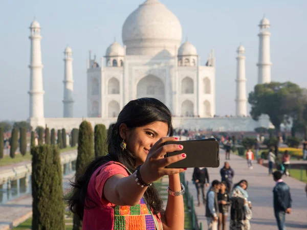 Young Girl Traditional Clothes Posing Front Taj Mahal Agra India — Stock Photo, Image