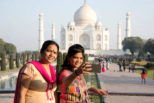 인도의 아그라에 이로운 타지마할 기념비 앞에서 인도의 어머니와 — 스톡 사진