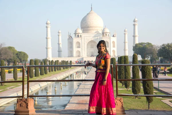 Mladá Dívka Tradičním Oblečení Pózuje Před Taj Mahal Agra Indie — Stock fotografie