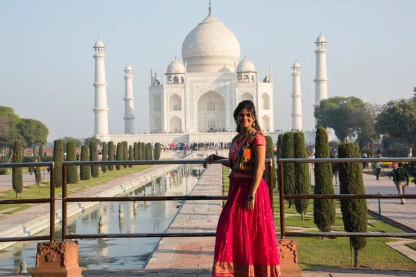 Mladá Dívka Tradičním Oblečení Pózuje Před Taj Mahal Agra Indie — Stock fotografie