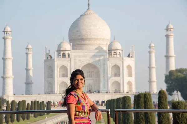 Mladá Dívka Tradičním Oblečení Pózuje Před Taj Mahal Agra Indie — Stock fotografie