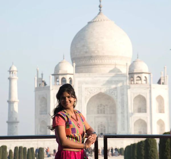 Mladá Dívka Tradičním Oblečení Pózuje Před Taj Mahal Agra Indie — Stock fotografie