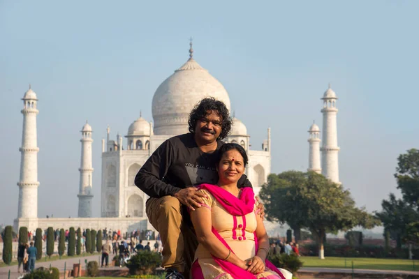 Casal Romântico Indiano Apaixonado Desfrutar Vista Taj Mahal Agra Índia — Fotografia de Stock