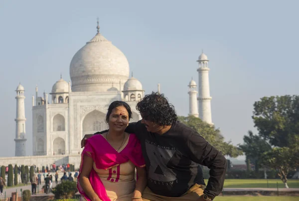 Romantický Indický Pár Lásce Vychutnat Pohled Taj Mahal Agra Indie — Stock fotografie