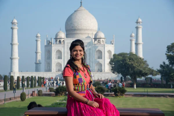 Mladá Dívka Tradičním Oblečení Pózuje Před Taj Mahal Agra Indie — Stock fotografie