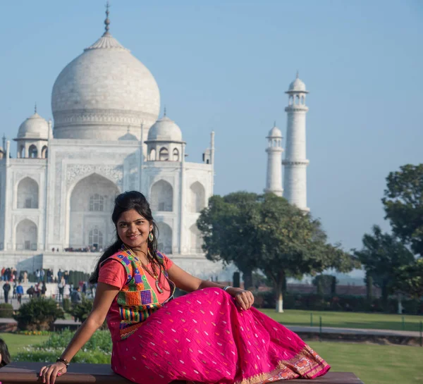 Mladá Dívka Tradičním Oblečení Pózuje Před Taj Mahal Agra Indie — Stock fotografie