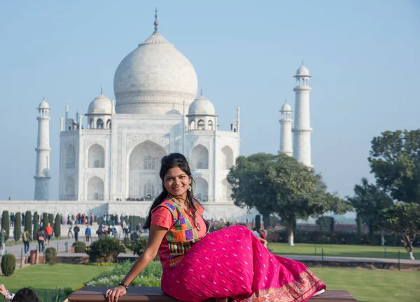 Mladá Dívka Tradičním Oblečení Pózuje Před Taj Mahal Agra Indie — Stock fotografie