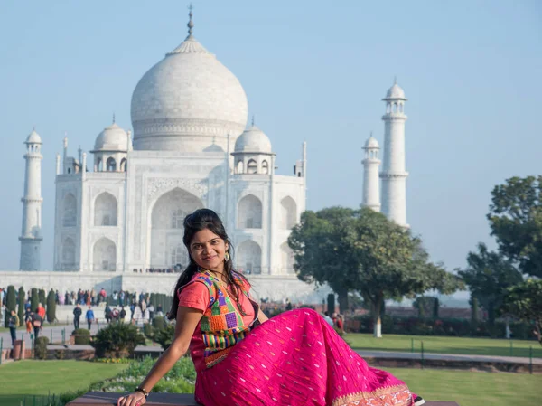 Mladá Dívka Tradičním Oblečení Pózuje Před Taj Mahal Agra Indie — Stock fotografie