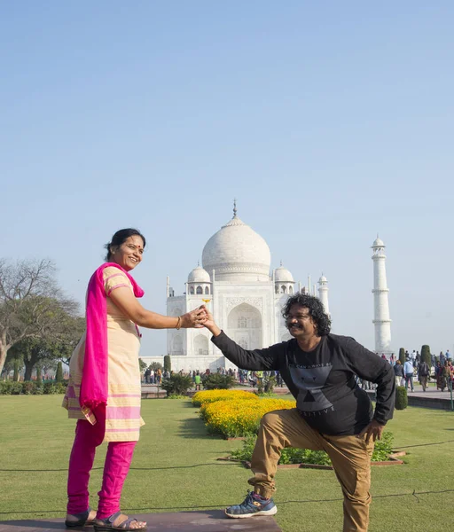 Casal Romântico Indiano Apaixonado Desfrutar Vista Taj Mahal Agra Índia — Fotografia de Stock