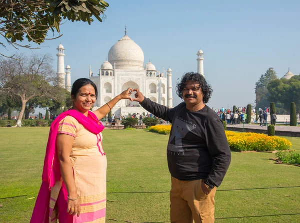 Romantický Indický Pár Lásce Vychutnat Pohled Taj Mahal Agra Indie — Stock fotografie