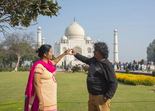 Romantický Indický Pár Lásce Vychutnat Pohled Taj Mahal Agra Indie — Stock fotografie