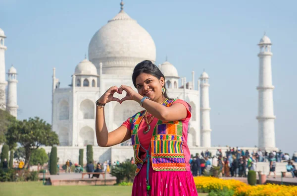 Mladá Dívka Tradičním Oblečení Pózuje Před Taj Mahal Agra Indie — Stock fotografie