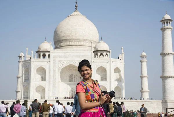 Mladá Dívka Tradičním Oblečení Pózuje Před Taj Mahal Agra Indie — Stock fotografie