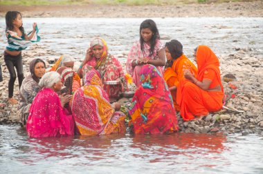 AKOLA, MAHARASHTRA, INDIA 18 EYLÜL 2019: Hintli kadınlar Maharashtra nehrinde bir ayin düzenlediler.