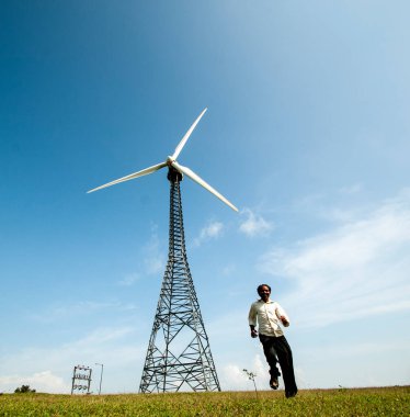  Turist tepe istasyonunda yel değirmeninin önünde eğleniyor..