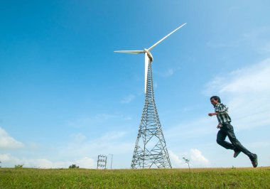  Turist tepe istasyonunda yel değirmeninin önünde eğleniyor..