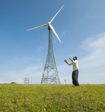  Turist tepe istasyonunda yel değirmeninin önünde eğleniyor..