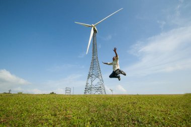  Turist tepe istasyonunda yel değirmeninin önünde eğleniyor..
