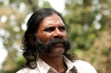 AKOLA, MAHARASHTRA, INDIA 18 EPTEMBER 2019: Köydeki kimliği belirsiz mutlu Hintli kırsal insanların portresi, Maharashtra kırsal kesimindeki günlük yaşam tarzı.