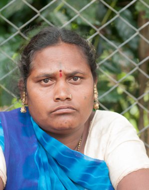 AKOLA, MAHARASHTRA, INDIA 18 EPTEMBER 2019: Köydeki kimliği belirsiz mutlu Hintli kırsal insanların portresi, Maharashtra kırsal kesimindeki günlük yaşam tarzı.