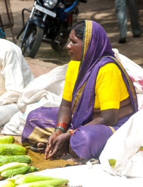 AKOLA, MAHARASHTRA, INDIA 18 EPTEMBER 2019: Köyün sokaklarında sabah taze meyve ve sebze satan kabile kadını, Maharashtra kırsal kesiminde günlük yaşam tarzı.