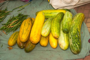 Çiftçi pazarında bir yığın sebze.