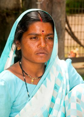 AKOLA, MAHARASHTRA, INDIA 18 EPTEMBER 2019: Köydeki kimliği belirsiz mutlu Hintli kırsal insanların portresi, Maharashtra kırsal kesimindeki günlük yaşam tarzı.