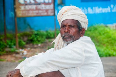 AKOLA, MAHARASHTRA, INDIA 18 EPTEMBER 2019: Köydeki kimliği belirsiz mutlu Hintli kırsal insanların portresi, Maharashtra kırsal kesimindeki günlük yaşam tarzı.