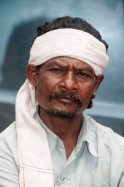 AKOLA, MAHARASHTRA, INDIA 18 EPTEMBER 2019: Köydeki kimliği belirsiz mutlu Hintli kırsal insanların portresi, Maharashtra kırsal kesimindeki günlük yaşam tarzı.