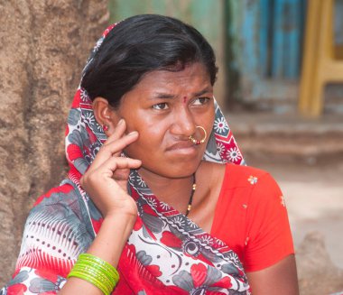 AKOLA, MAHARASHTRA, INDIA 18 EPTEMBER 2019: Köydeki kimliği belirsiz mutlu Hintli kırsal insanların portresi, Maharashtra kırsal kesimindeki günlük yaşam tarzı.