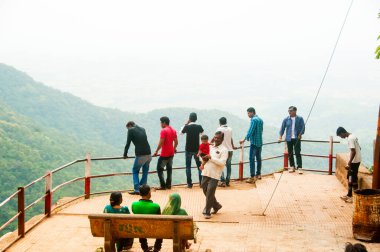 CHIKHALDARA, MAHARASHTRA, INDIA 18 Eylül 2019: Tanımlanamayan turist ziyareti ve Maharashtra 'daki popüler turizm beldesi, tepe istasyonlarında doğanın tadını çıkarmak.