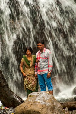 CHIKHALDARA, MAHARASHTRA, INDIA 18 Eylül 2019: Tanımlanamayan turist ziyareti ve Maharashtra 'daki popüler turizm beldesi, tepe istasyonlarında doğanın tadını çıkarmak.