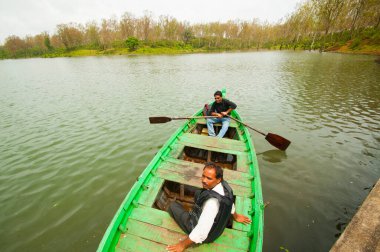  CHIKHALDARA, MAHARASHTRA, INDIA 18 Eylül 2019: Tanımlanamayan turistler, geleneksel ahşap tekneleriyle gölün tadını çıkarıyorlar..